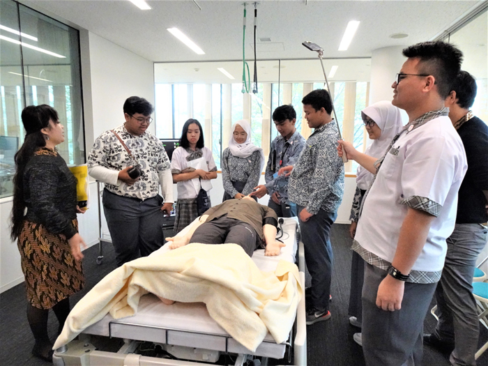 Campus tour of the School of Nursing