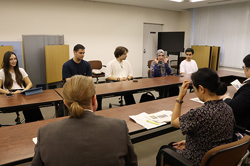 President Imai sharing a warm welcome with the exchange students (September 28) 